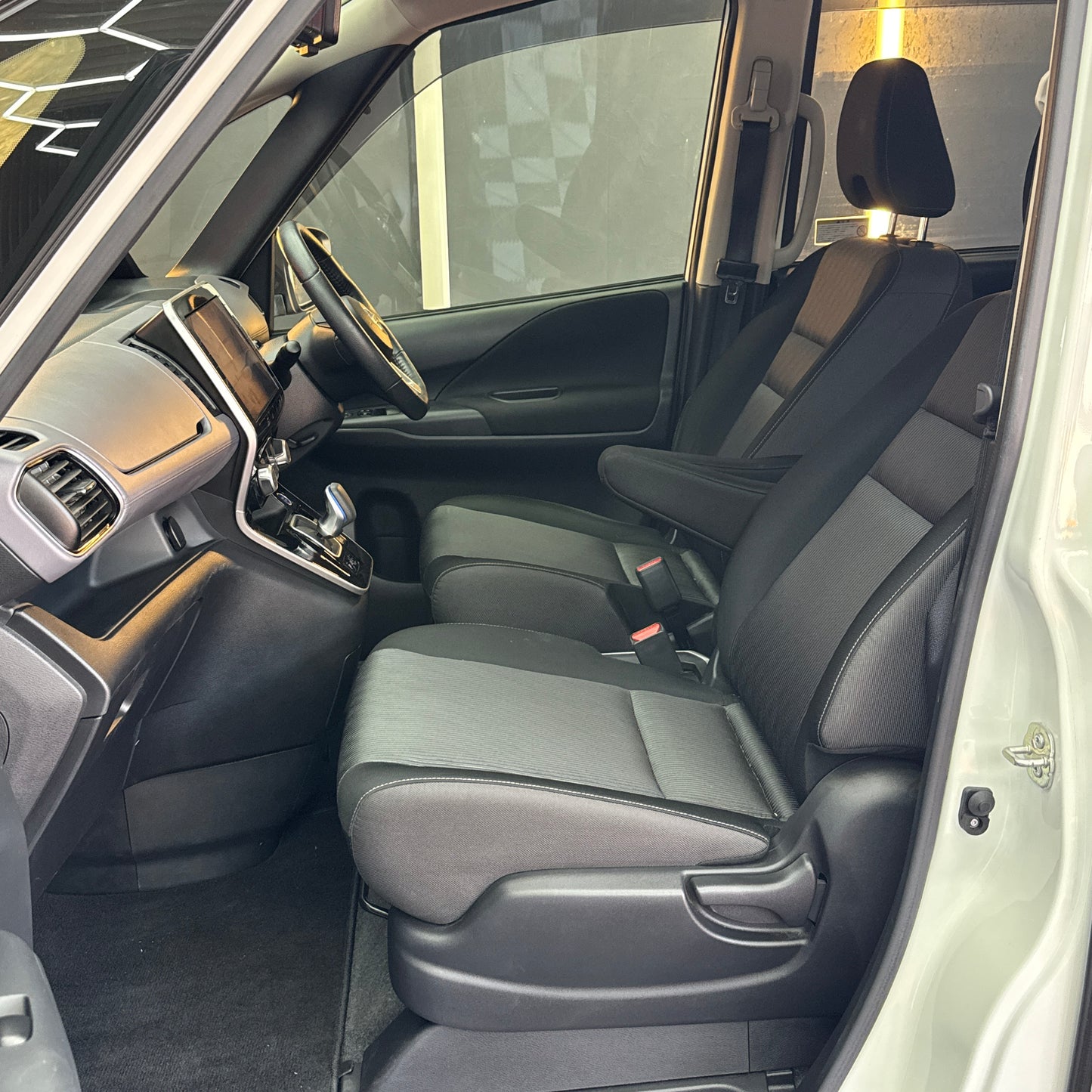 Nissan Serena Highway-Star V e-Power