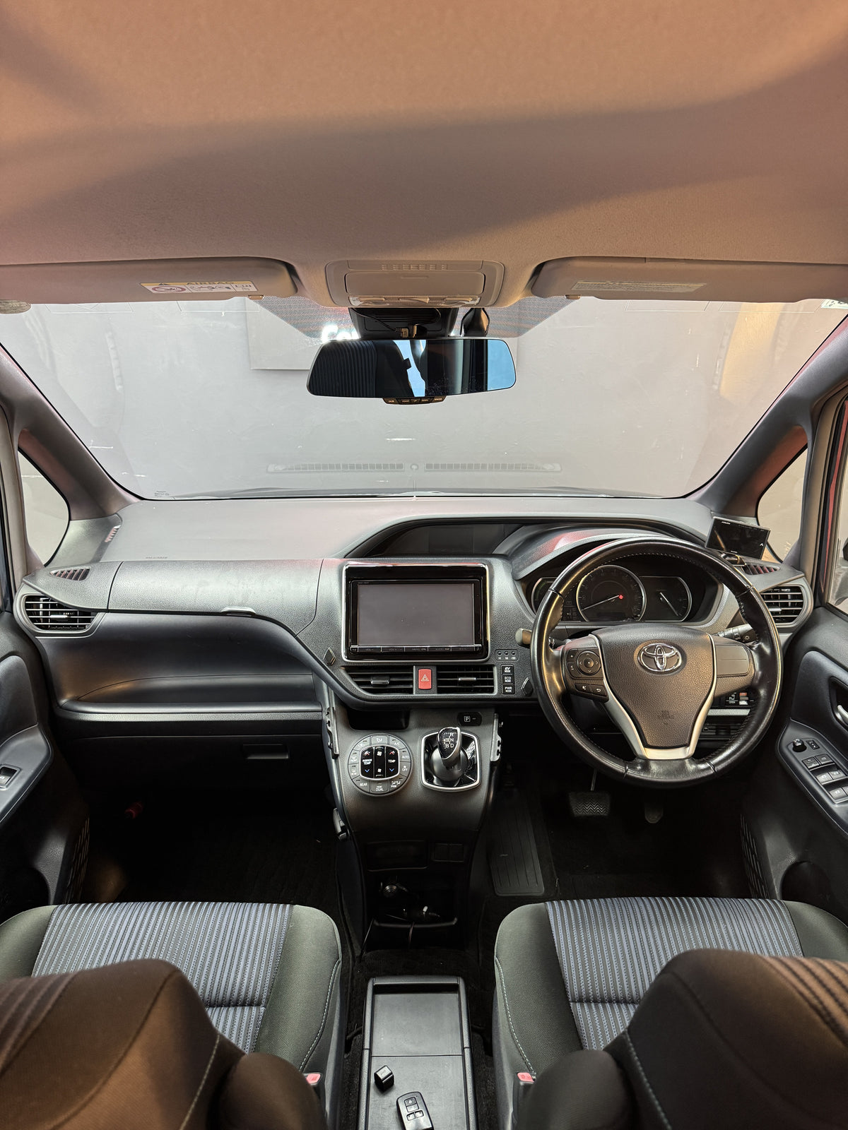 Toyota Voxy ZS Hybrid 2016